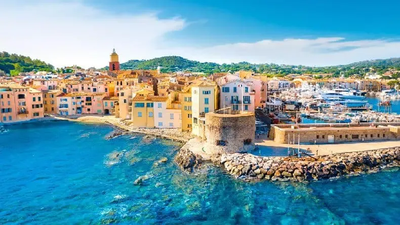 Der malerische Hafen von Saint-Tropez mit eleganten Yachten