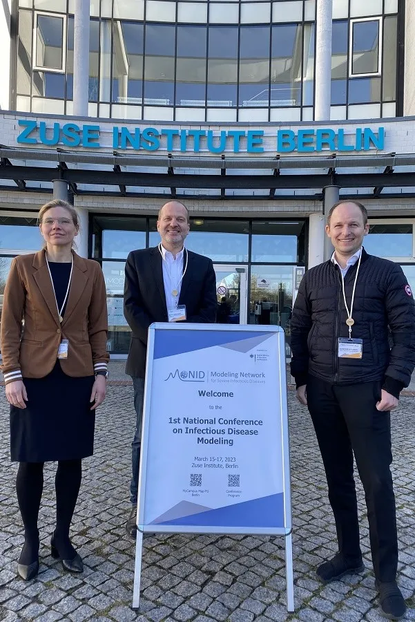 Der MONID-Vorstand: Dr. Berit Lange (HZI), Prof. Dr. Rafael Mikolajczyk und Prof. Dr. Alexander Kuhlmann (Uni Halle-Wittenberg) als Experten für Pandemiemodellierung