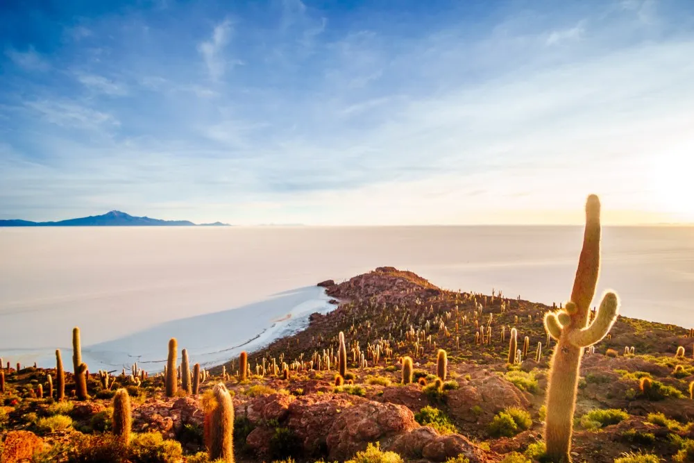 Der Salar de Uyuni in Bolivien, die größte Salzwüste der Welt, mit spiegelnder Oberfläche.