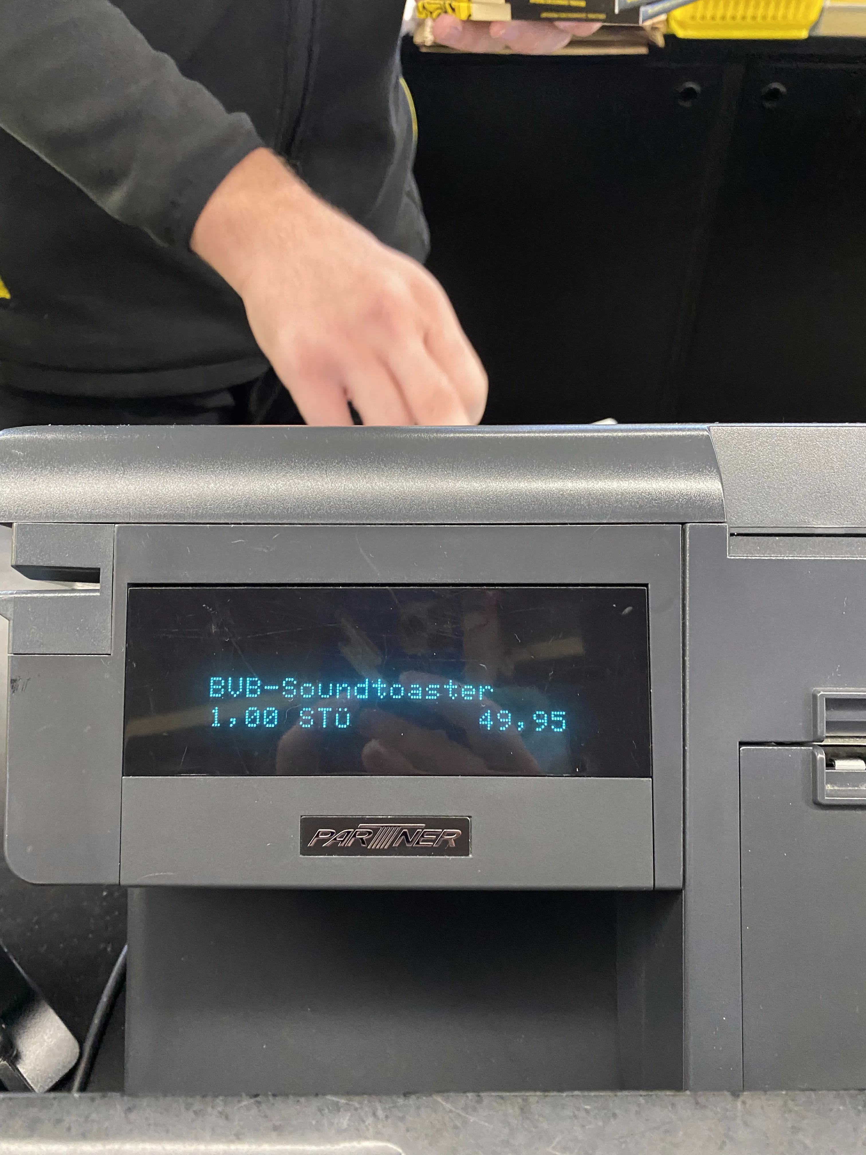 Der stolze Moment: Das neue BVB-Küchenaccessoire wird nach dem Kauf präsentiert.