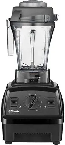 Der Vitamix Explorian E310 Standmixer in klassischer Block-Form mit robustem Tritan-Behälter.