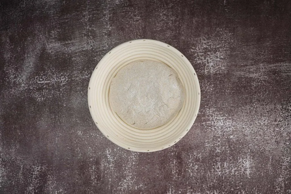 Der weiche Hefeteig für veganes Brot in einer Schüssel, während er optimal aufgeht und ruht.