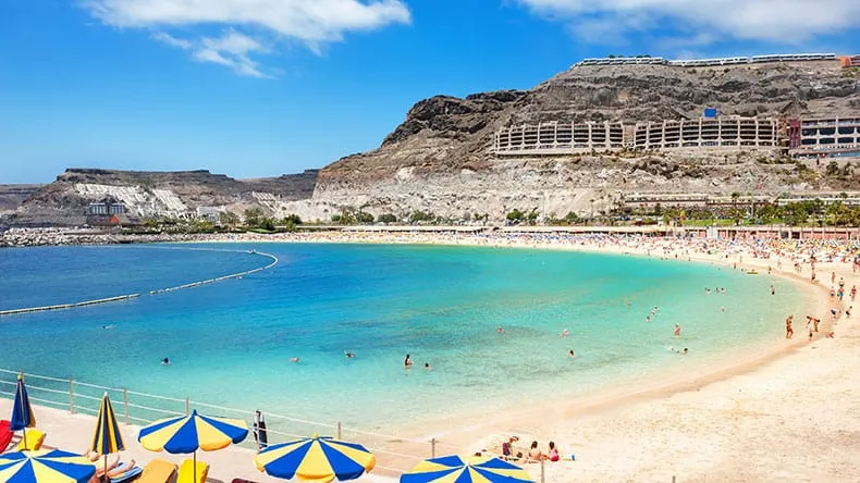 Der wunderschöne Playa de Amadores Strand auf Gran Canaria, ideal für einen warmen Oktoberurlaub