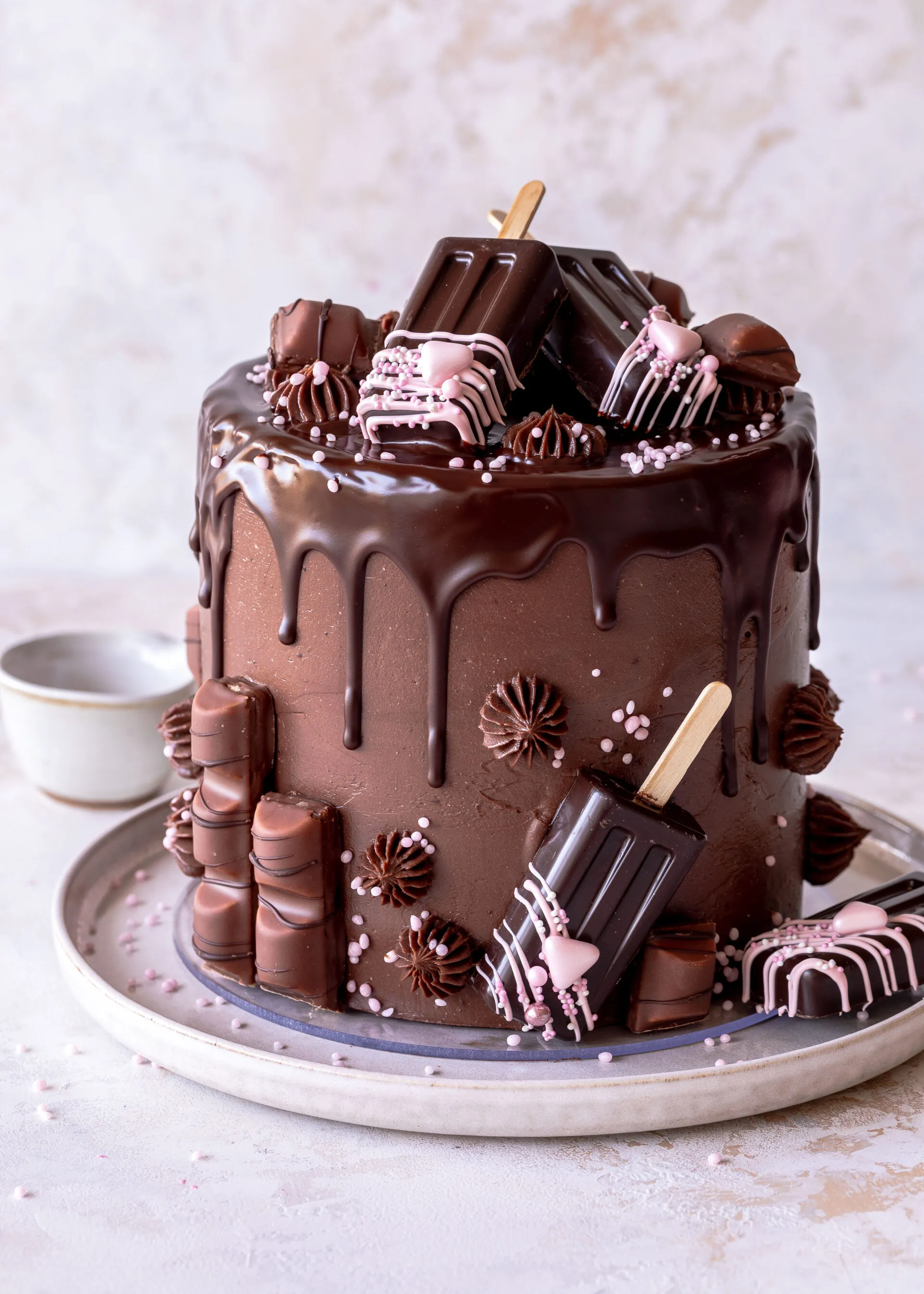 Detailansicht der Kinder Bueno Torte mit Schokoladenüberzug.