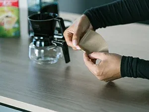 Detailansicht der Melitta Aromaboy® Kaffeemaschine, die ihre kompakte Größe und ihren Filter für kleine Kaffeemengen hervorhebt