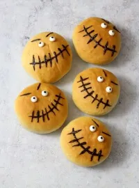 Detailansicht eines selbstgemachten Halloween Brötchens mit Schokoladengesicht und Zuckeraugen.
