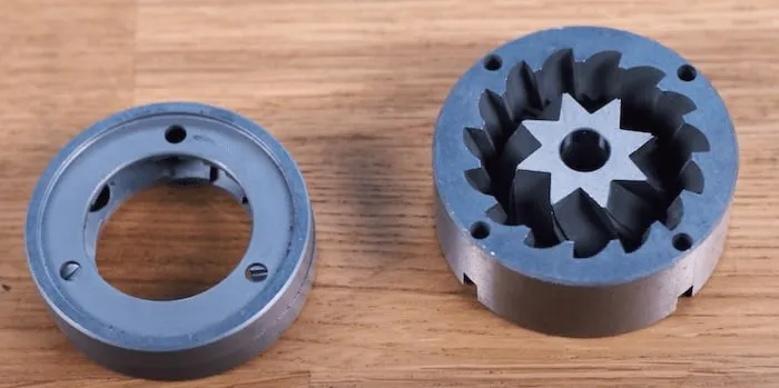 Detailansicht: Scheibenmahlwerk und Kegelmahlwerk – essentielle Komponenten einer Kaffeemaschine mit Mahlwerk