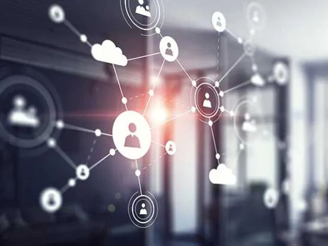 Detailansicht von Serverracks in einem Rechenzentrum, symbolisiert durch Schutzschilde.