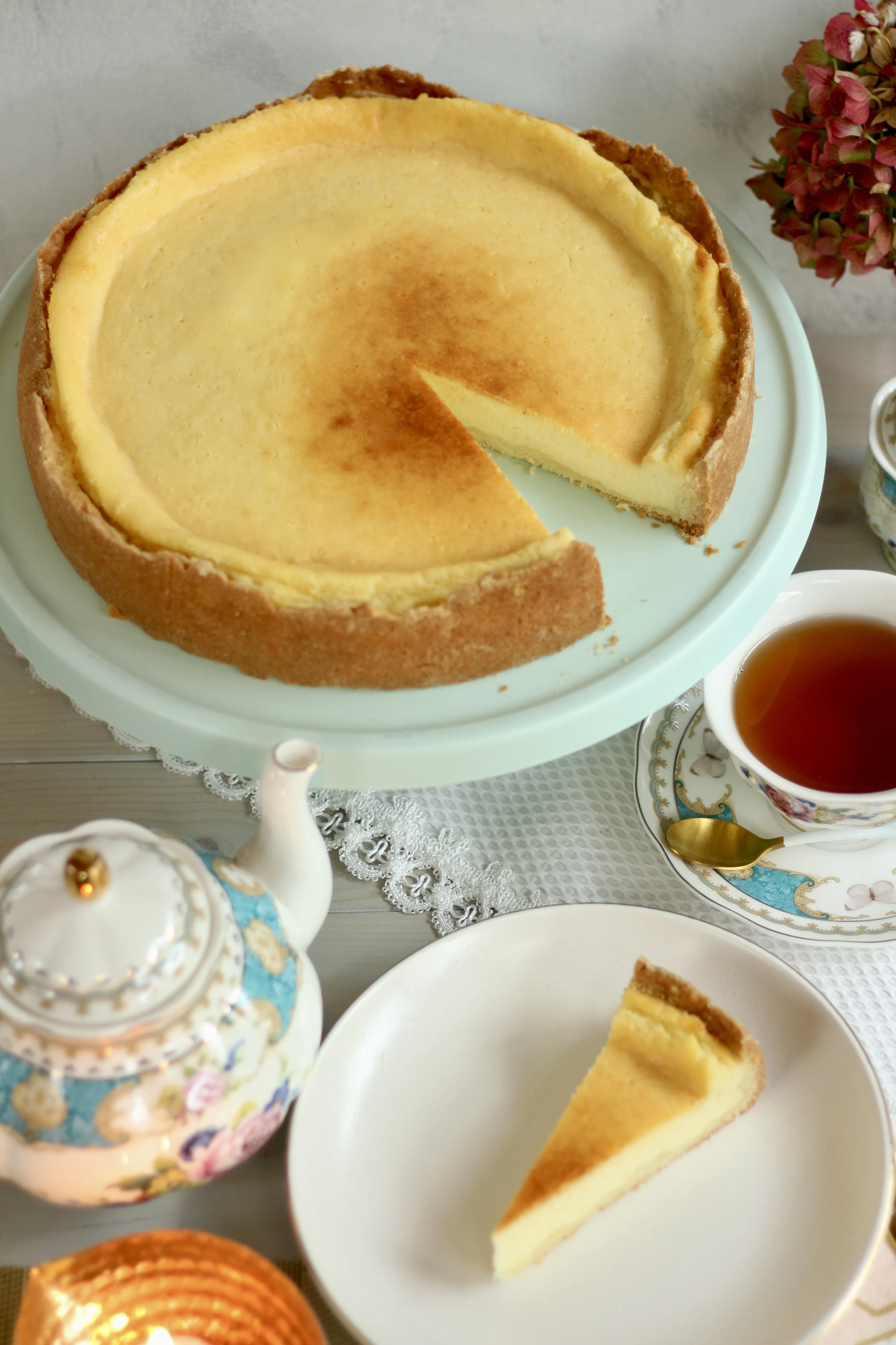 Detailaufnahme der Käsekuchenoberfläche mit leichter Bräunung