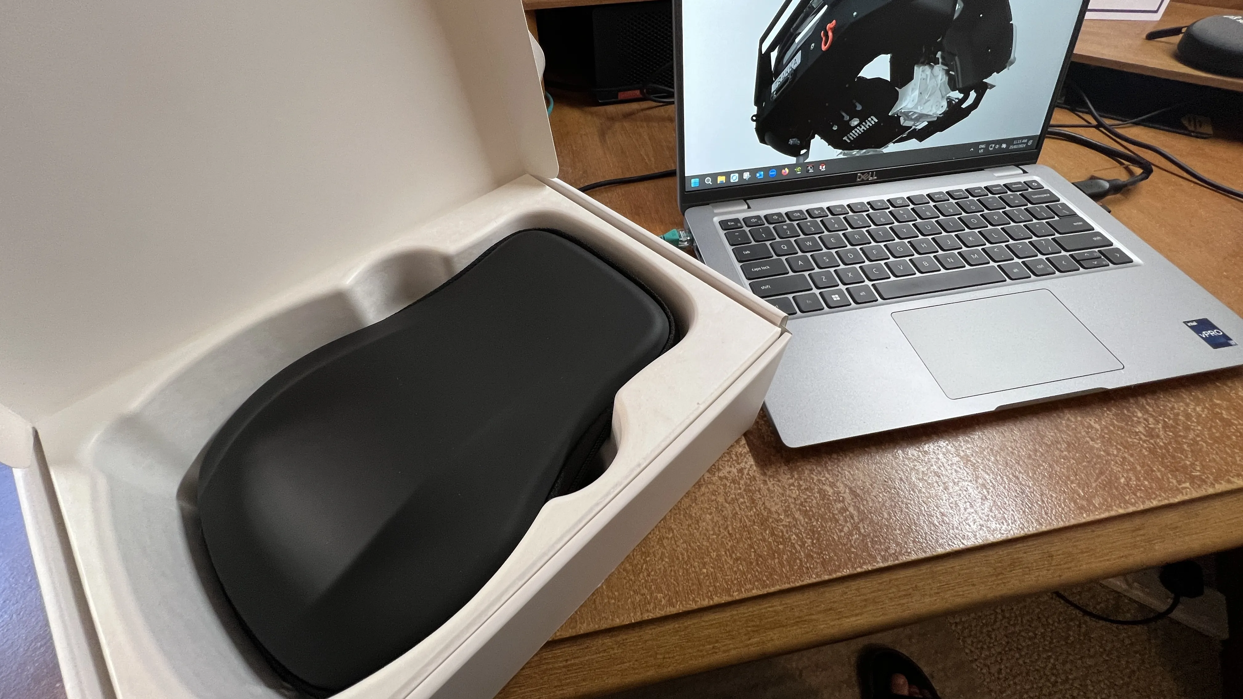 Detailaufnahme der SpaceMouse Pro Wireless in der Transporttasche