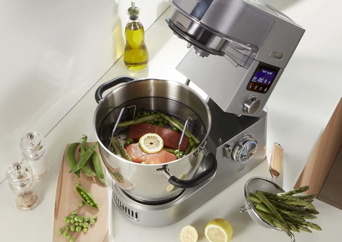 Detaillierte Ansicht der Kenwood Cooking Chef XL Connect beim Kochen, demonstriert die Dampfgarfunktion für Fisch und Gemüse