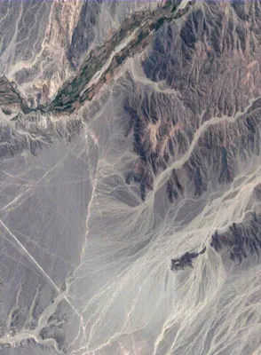 Detailreiches Satellitenbild der Geoglyphen in der Nazca-Ebene, aufgenommen vom CHRIS-Sensor