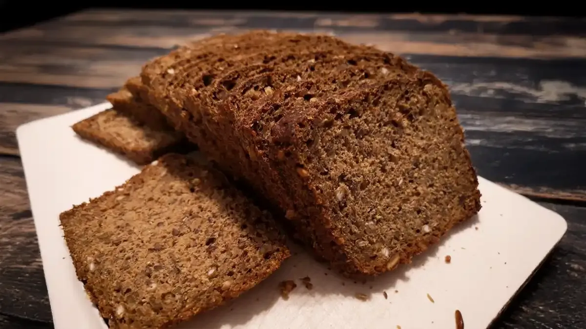 Deutsches Sauerteigbrot ohne Kneten auf einem Schneidebrett