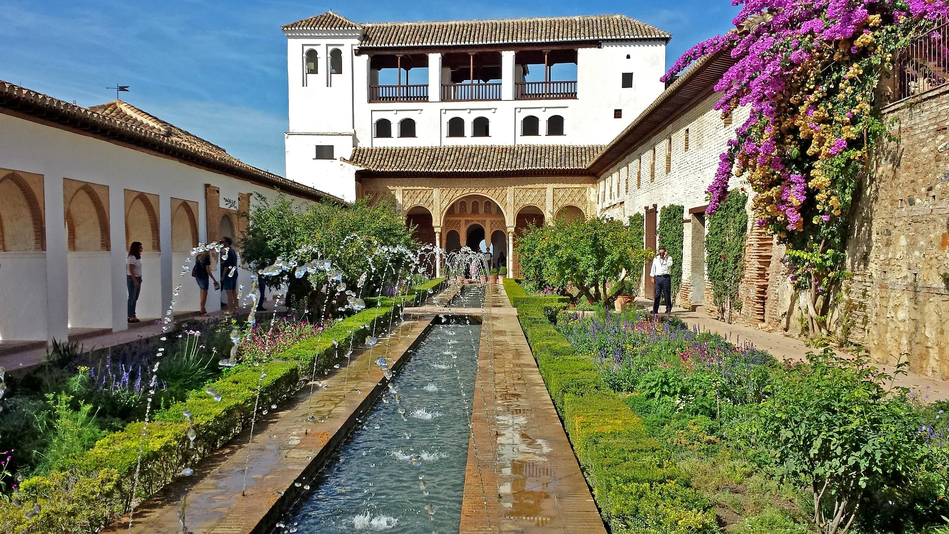 Die beeindruckende Alhambra in Granada, Spanien, mit Blick auf die Stadt