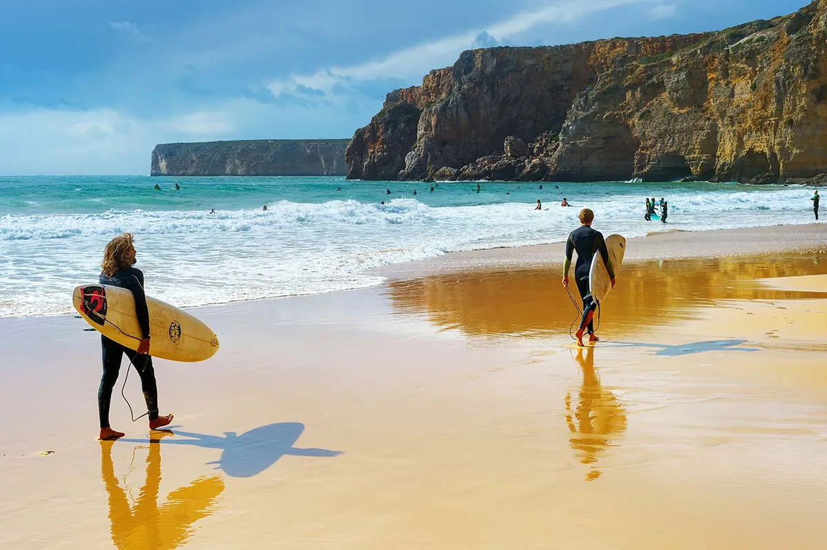 Die beeindruckende Steilküste der Algarve mit Blick auf den Atlantik.