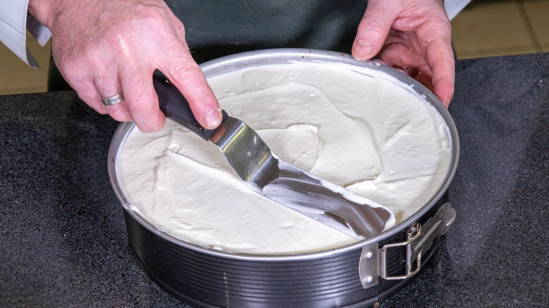 Die Creme der Erdbeer-Schoko-Torte wird, wie im Rezept erwähnt, auf den Rührteig gestrichen.