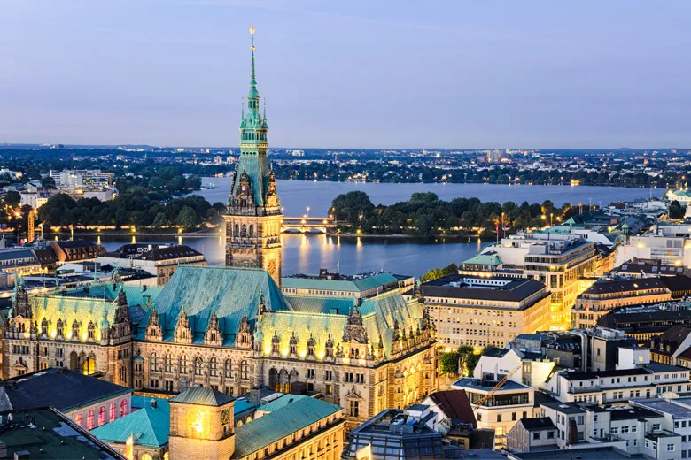 Die Elbphilharmonie und historische Speicherstadt in Hamburg an der Elbe