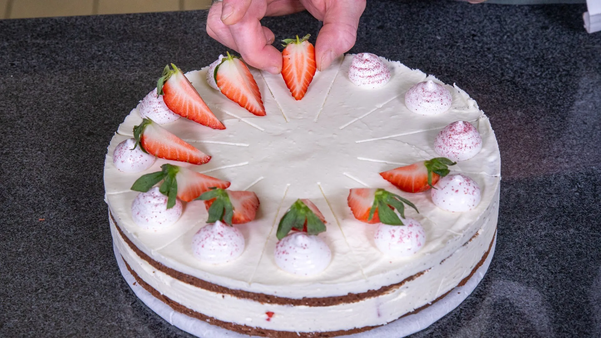 Die Erdbeer-Schoko-Torte wird, wie im Rezept beschrieben, mit frischen Erdbeeren dekoriert.