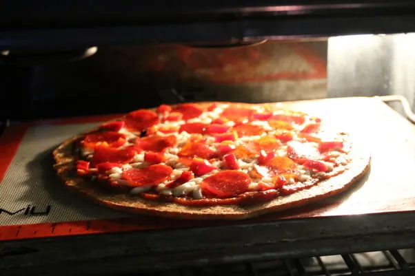 Die fertige Low Carb Peperoni Pizza mit perfekt geschmolzenem Käse