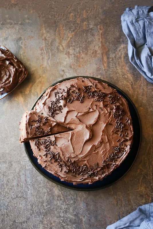 Die fertige Schoko-Zucchini-Torte, bereit zum Servieren und Genießen.