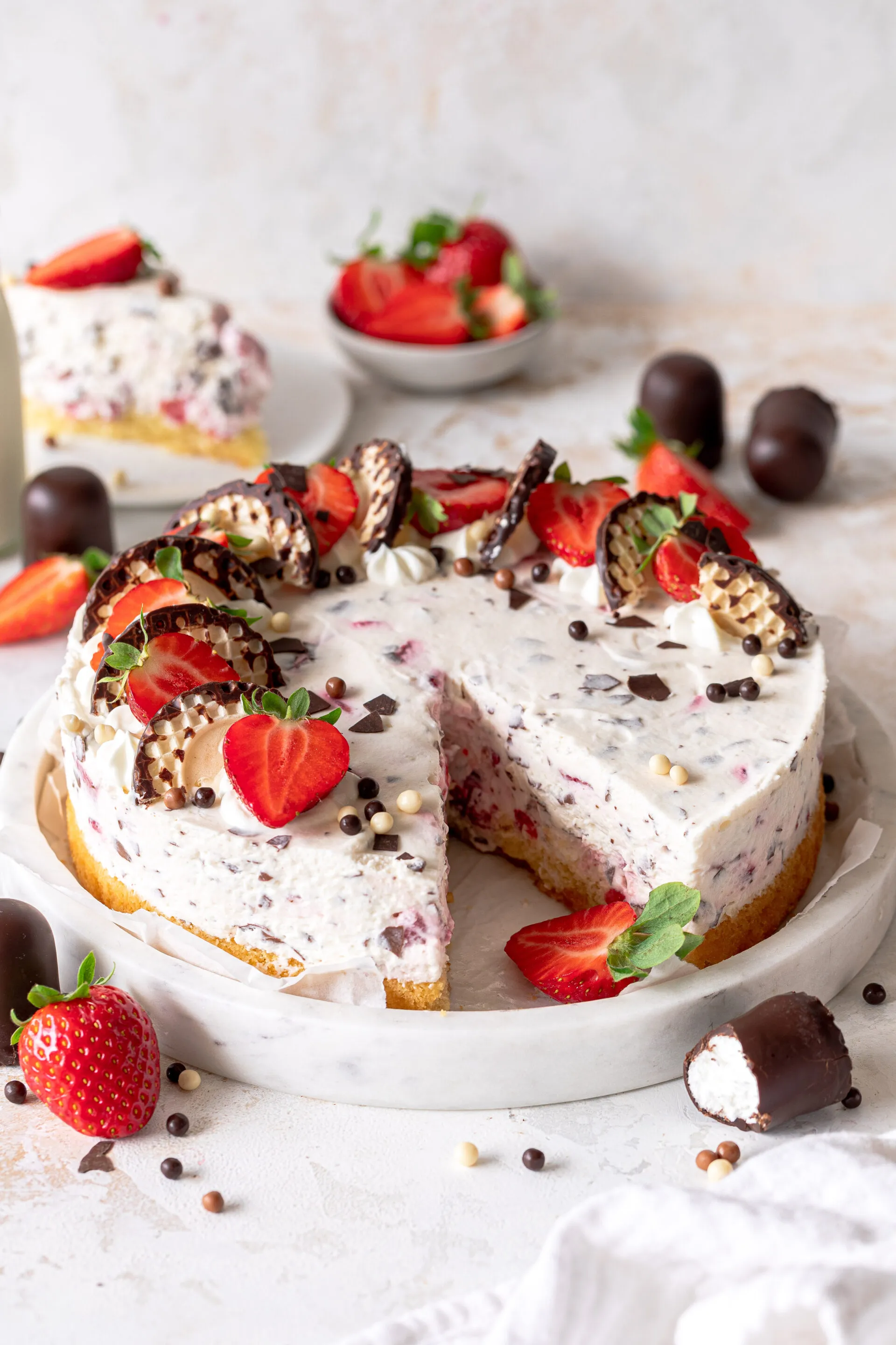 Die fertige Schokokusstorte mit Erdbeeren ist ein optischer und geschmacklicher Genuss.