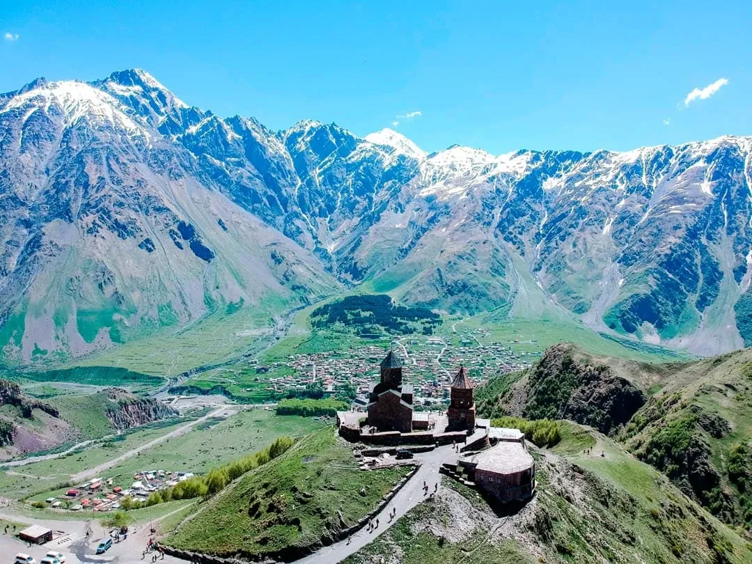 Die Gergeti Dreifaltigkeitskirche vor der beeindruckenden Kulisse des Kaukasus-Gebirges in Georgien
