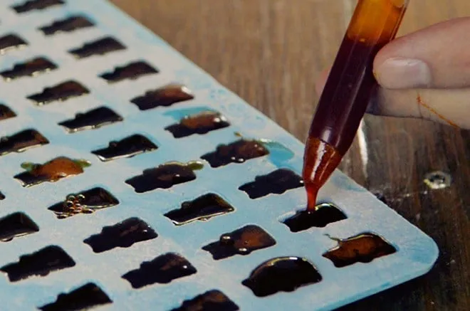 Die Gummibärchen-Masse wird mit einer Pipette in die Form gefüllt.