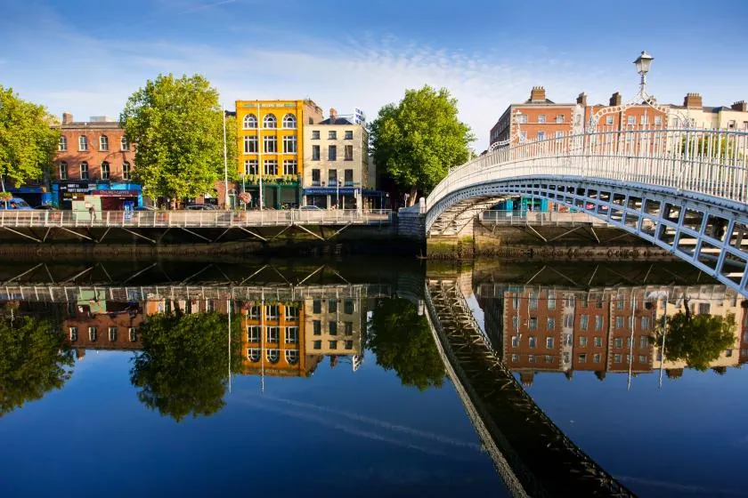 Die historische Ha'penny Bridge überspannt den Fluss Liffey in Dublin, Irland.