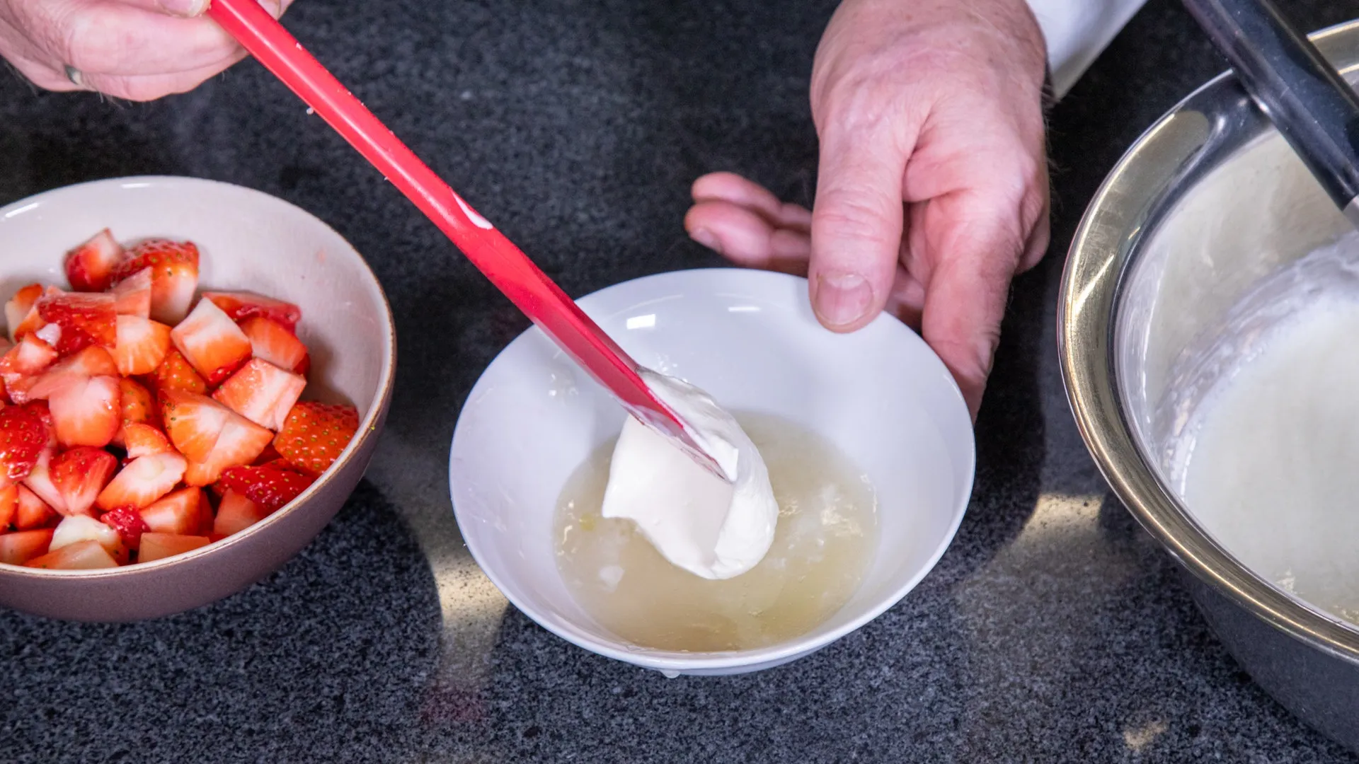 Die Joghurt-Sahnecreme für die Erdbeer-Schoko-Torte wird, wie im Rezept beschrieben, in einer Schüssel hergestellt.