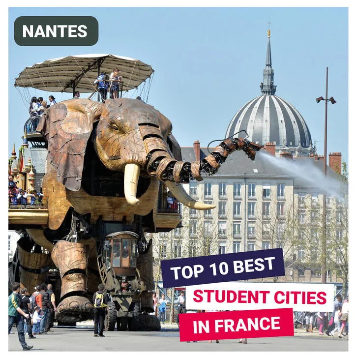 Die Les Machines de l'île in Nantes mit einer großen mechanischen Spinne
