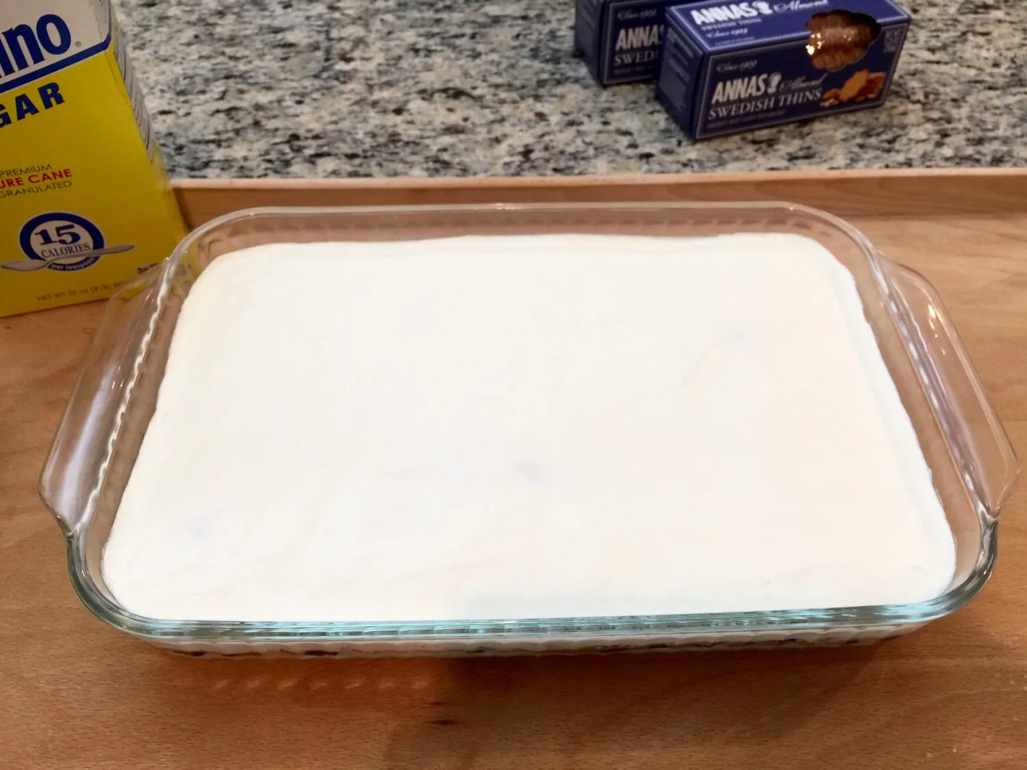 Die Mascarpone-Quark-Creme wird als letzte Schicht glattgestrichen