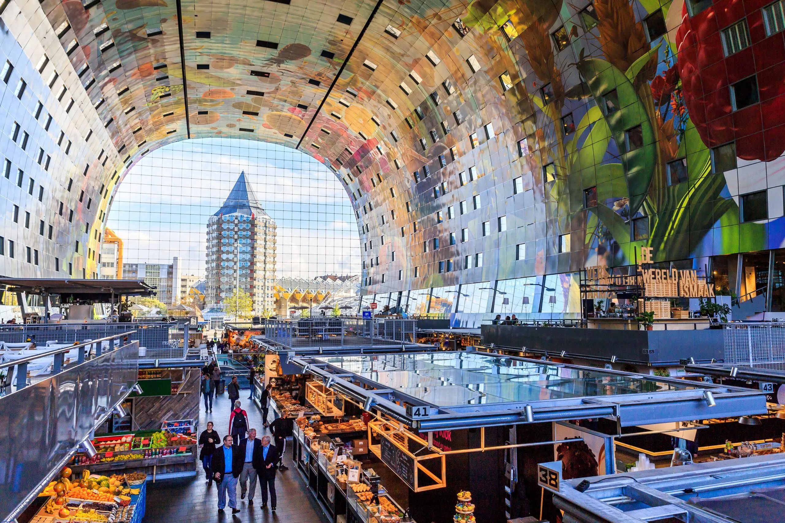 Die moderne und beeindruckende Markthal in Rotterdam mit dem Kunstwerk Horn of Plenty