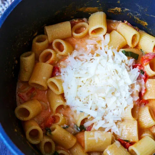 Die One Pot Pasta köchelt im Topf.