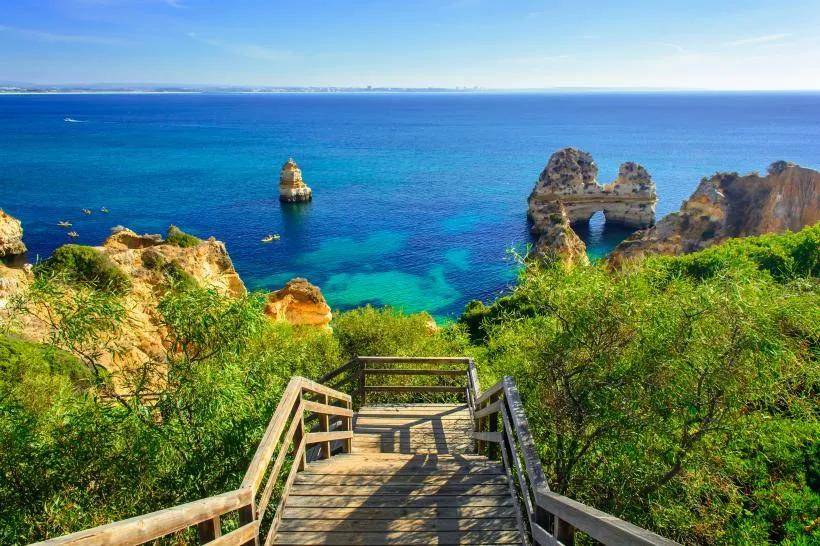 Die Ponta da Piedade an der Algarve, Portugal, mit ihren beeindruckenden Felsformationen.