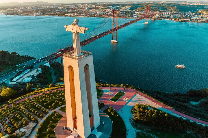 Die Ponte Dom Luís I Brücke überspannt den Fluss Douro in Porto, Portugal, mit historischen Gebäuden im Hintergrund.
