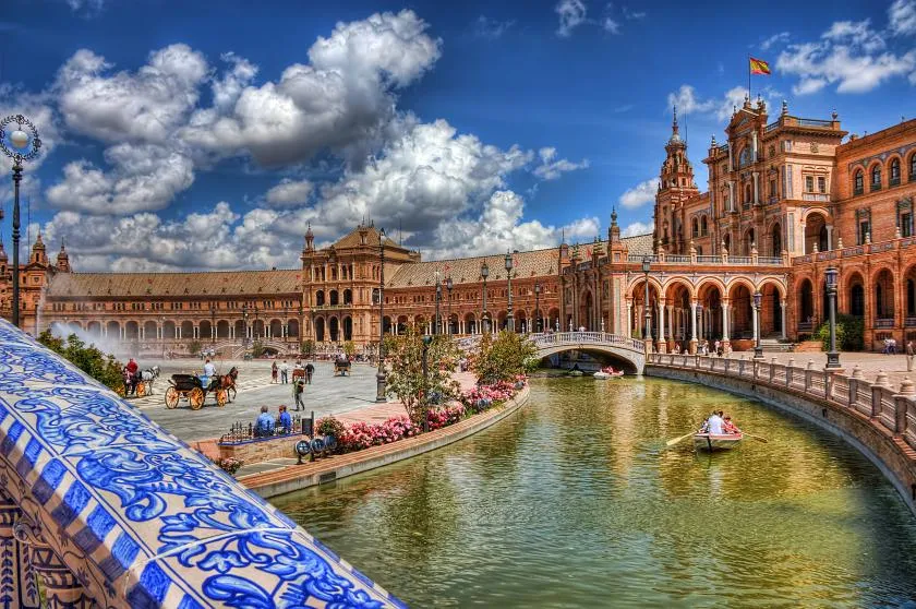 Die prachtvolle Plaza de España in Sevilla mit Kanal, Ruderbooten und Besuchern.