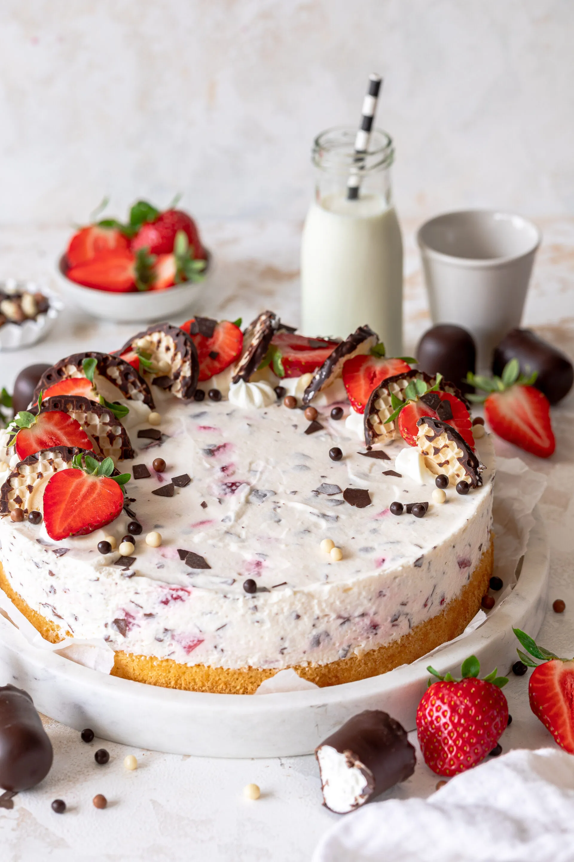 Die Schokokusstorte mit Erdbeeren wird liebevoll dekoriert.