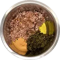 Die vier Komponenten der Lunderland Fütterung: Fleisch, Flocken, Ergänzungsmittel und Öle, die ein ausgewogenes Menü bilden