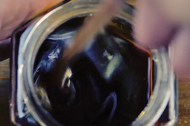 Die vorbereitete Gummibärchenmasse wird vermischt.