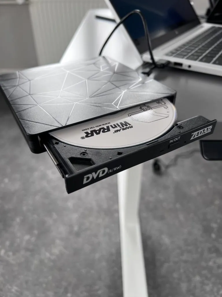 Die WinRAR Lizenz-CD und ein externer CD-Player für die Installation