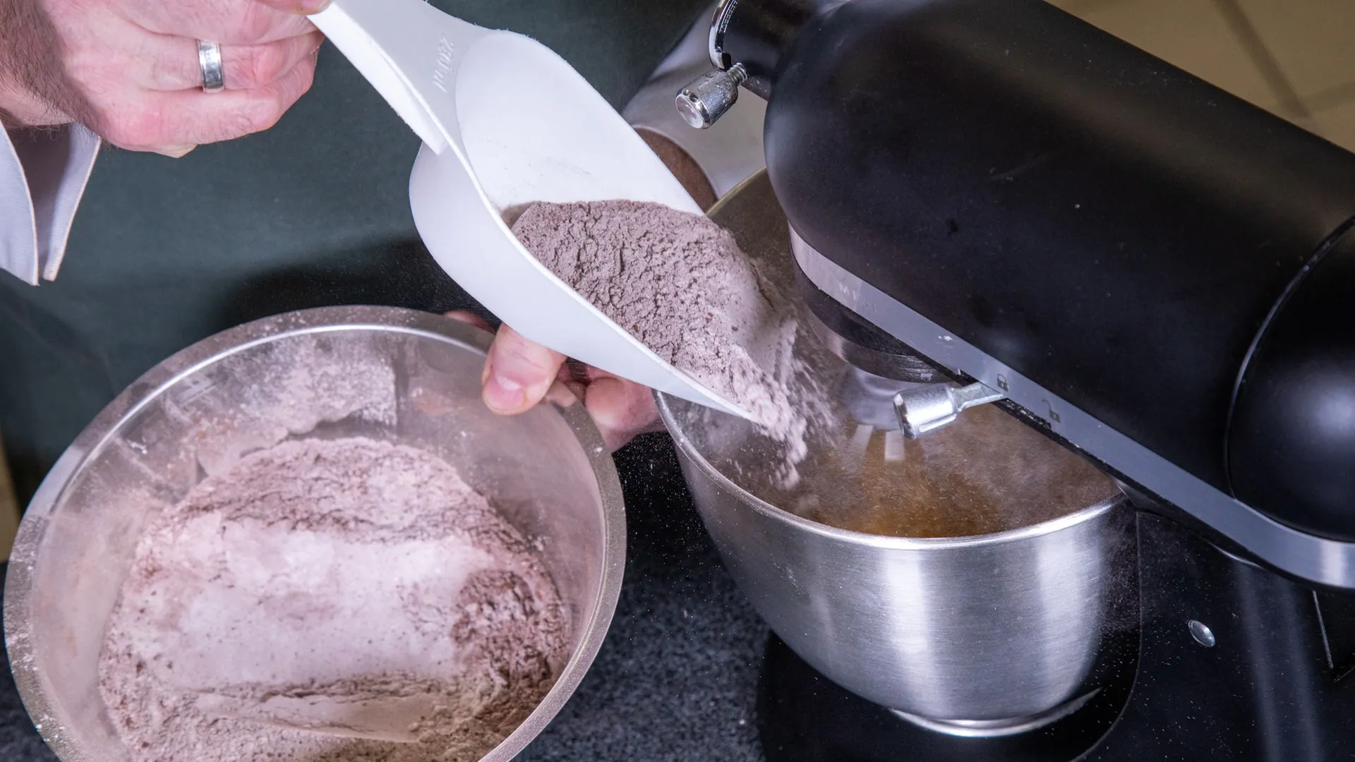 Die Zutaten für den Biskuitteig für die Erdbeer-Schoko-Torte werden, wie im Rezept beschrieben, in einer Küchenmaschine verarbeitet.