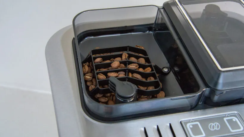 Die zwei Bohnenbehälter des EQ.9 Plus Connect S700 für unterschiedliche Kaffeesorten