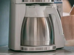 Doppelwandige Edelstahl-Thermoskanne einer Kaffeemaschine für langanhaltende Wärme.