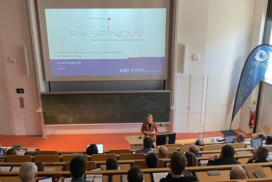 Dr. Berit Lange, Koordinatorin des MONID-Forschungsverbunds Respinow, präsentiert Erkenntnisse zur Pandemiebekämpfung