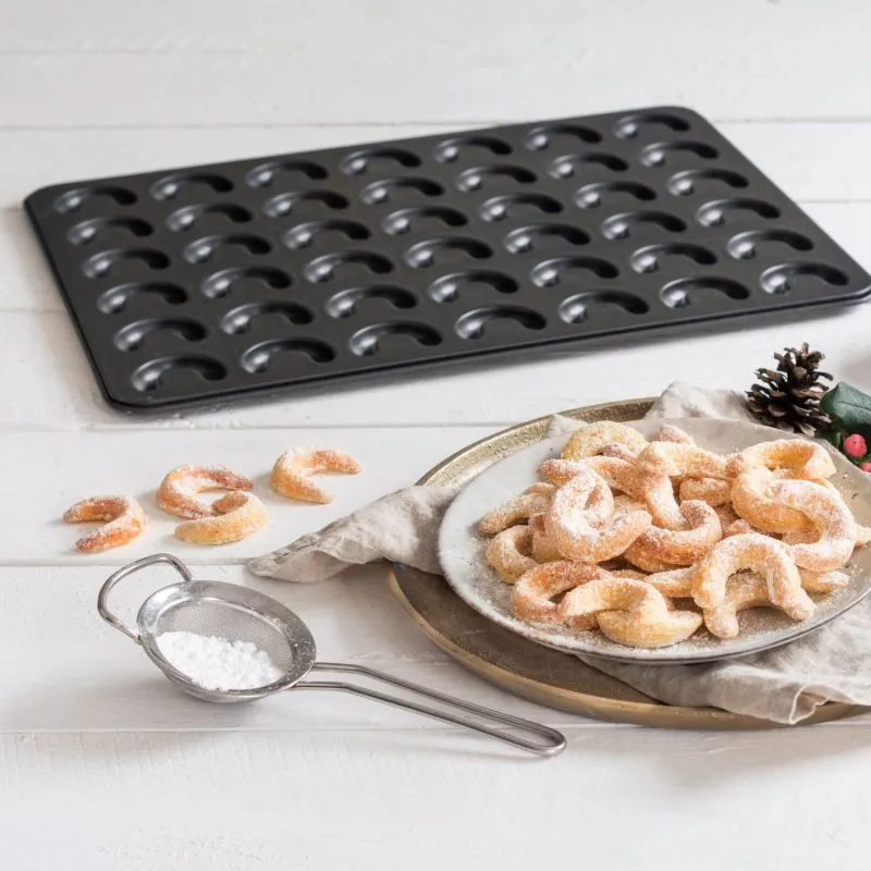 Dr. Oetker Vanillekipferl-Backblech mit goldbraunen Keksen und Puderzucker