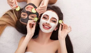 Drei Frauen entspannen gemeinsam in einem Whirlpool mit warmem Wasser und Sektgläsern in einem luxuriösen Wellnessbereich.