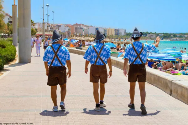 Drei Männer in Lederhosen am Ballermann