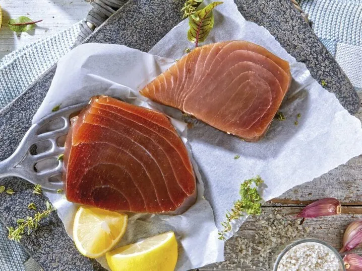 Drei saftige Thunfischsteaks in einer Verpackung bereit zur Zubereitung