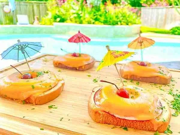 Drei Toast Hawaii auf einem Teller angerichtet