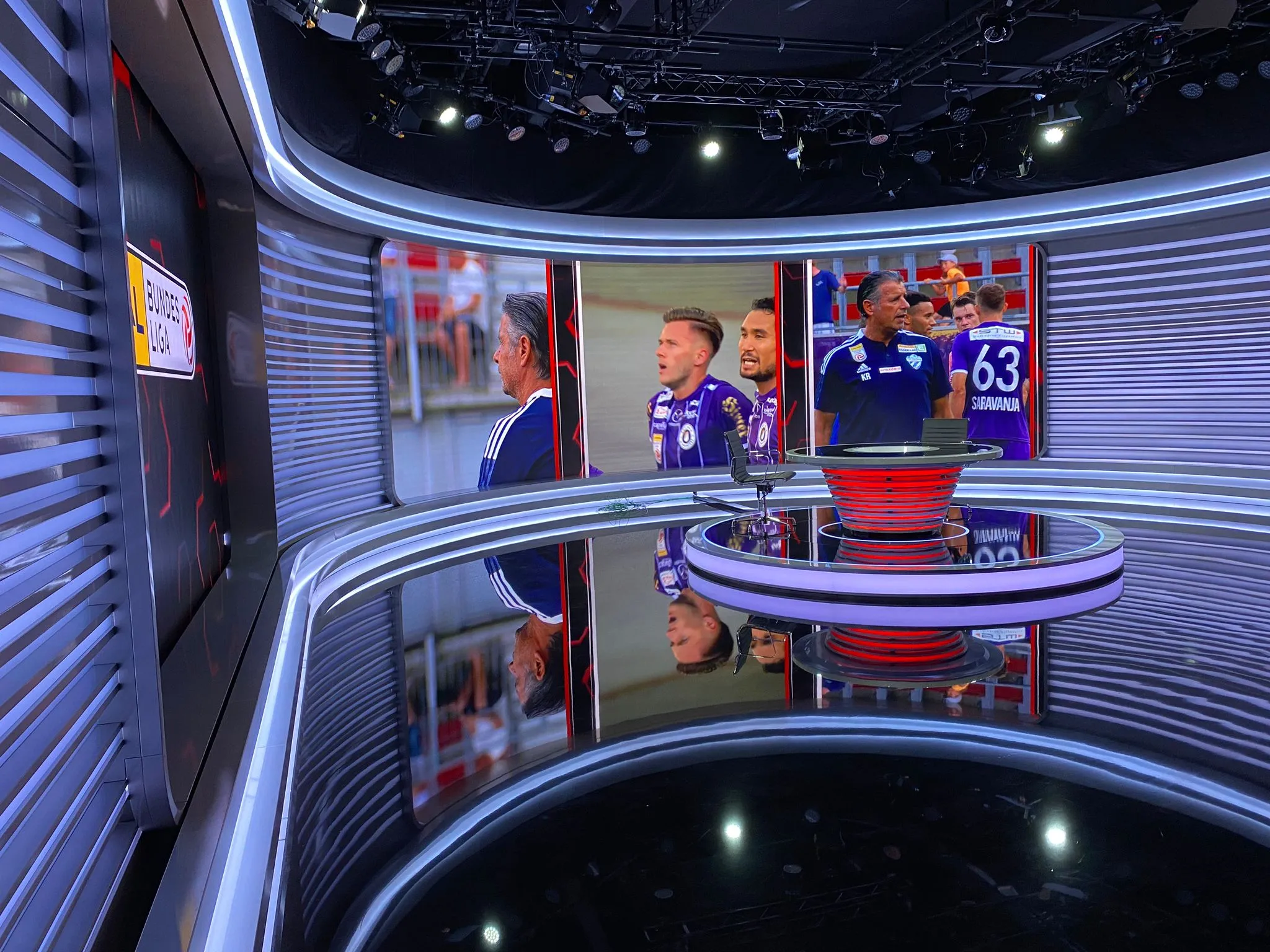 Drei verschiedene Ansichten der LED-Videowände im Sky Sport Austria Studio, die unterschiedliche digitale Hintergründe zeigen